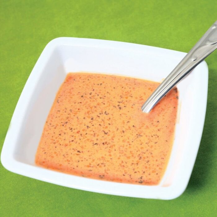 Proteínová paradajková polievka s bazalkou